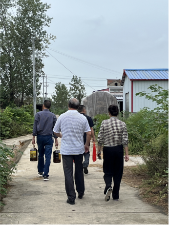 “濃濃中秋情，慰問暖人心”