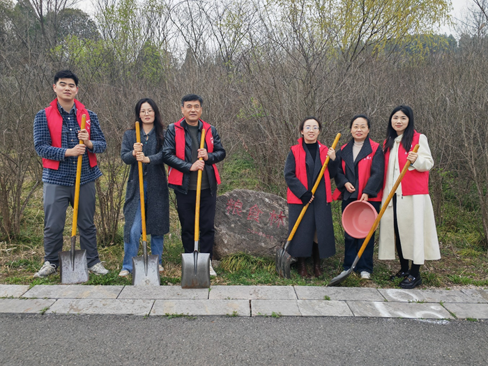 機關黨支部開展“拔草護綠”主題黨日活動